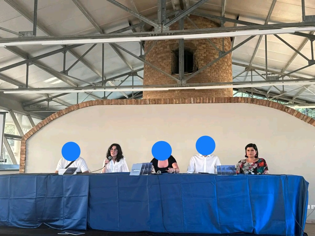 Tavolo con me, la tutor del corso, una ragazza e dei ragazzi