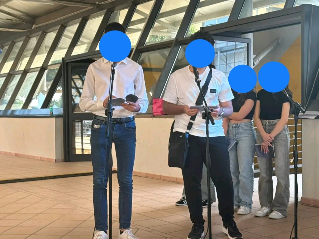 Lettura di un dialogo, due ragazzi