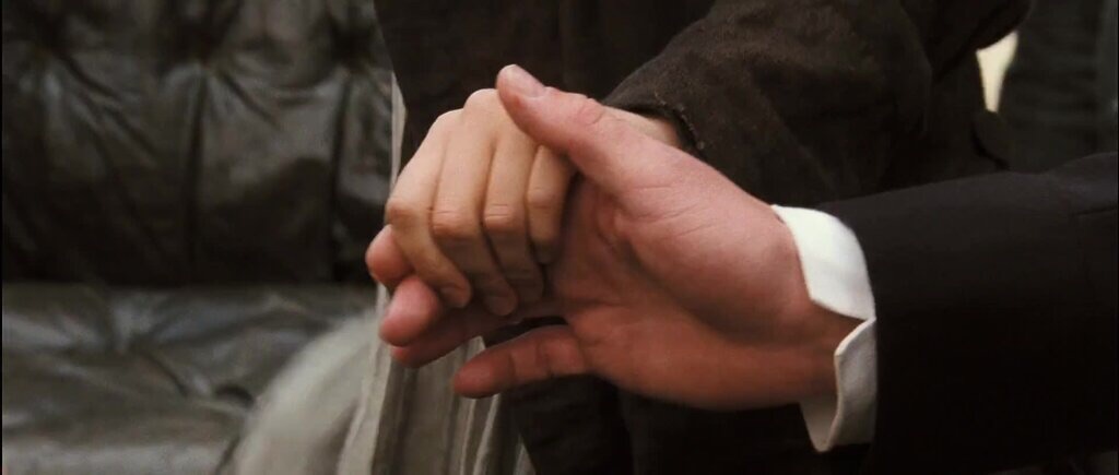 Mr. Darcy prende per mano Elizabeth in Orgoglio e pregiudizio (2005)