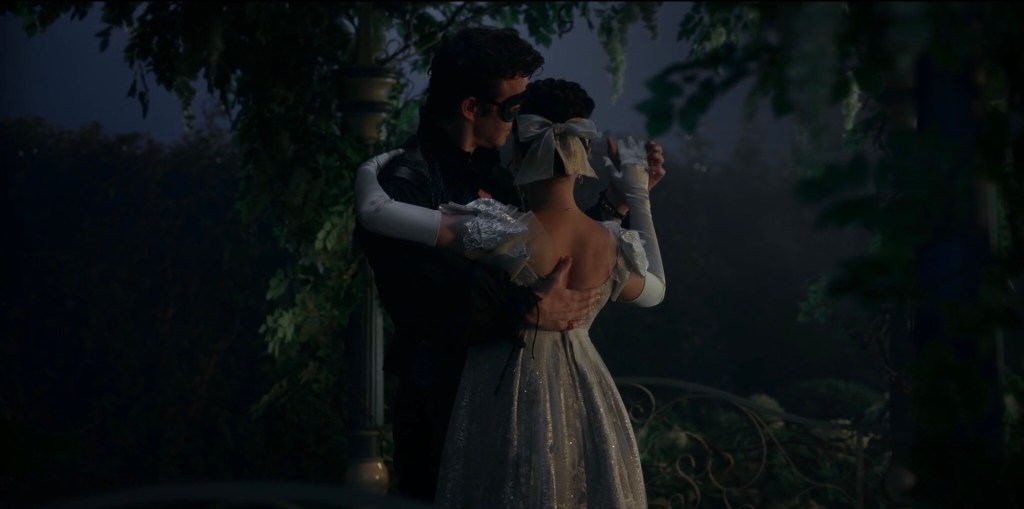 Benedict e Sophie al ballo in Bridgerton 4