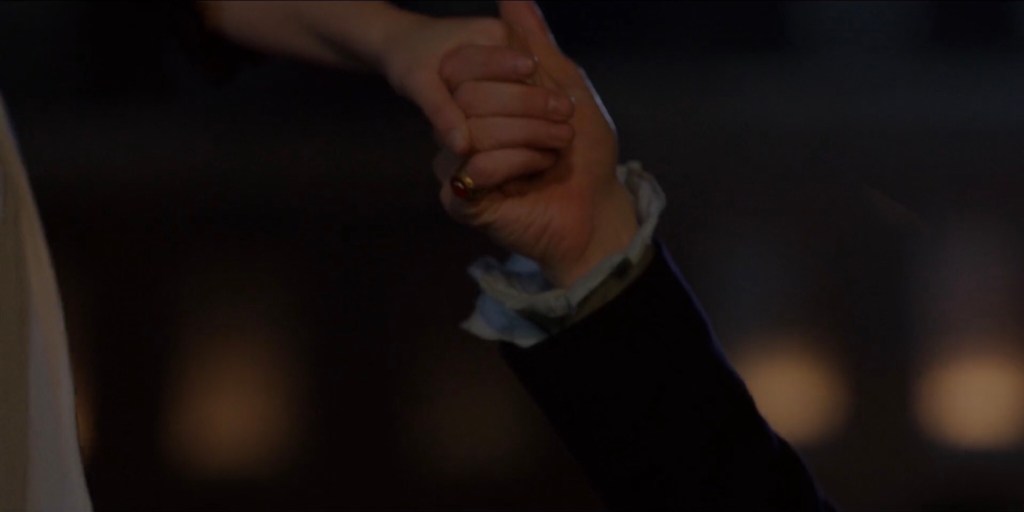 Benedict prende per mano Sophie in Bridgerton 4