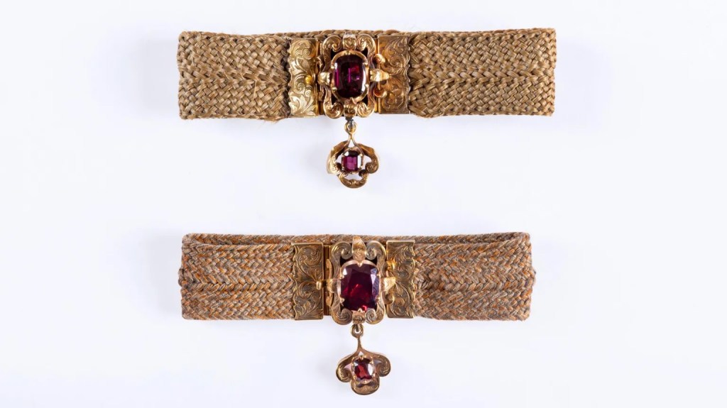 Bracciale di Charlotte Brontë e fac simile Margot Robbie