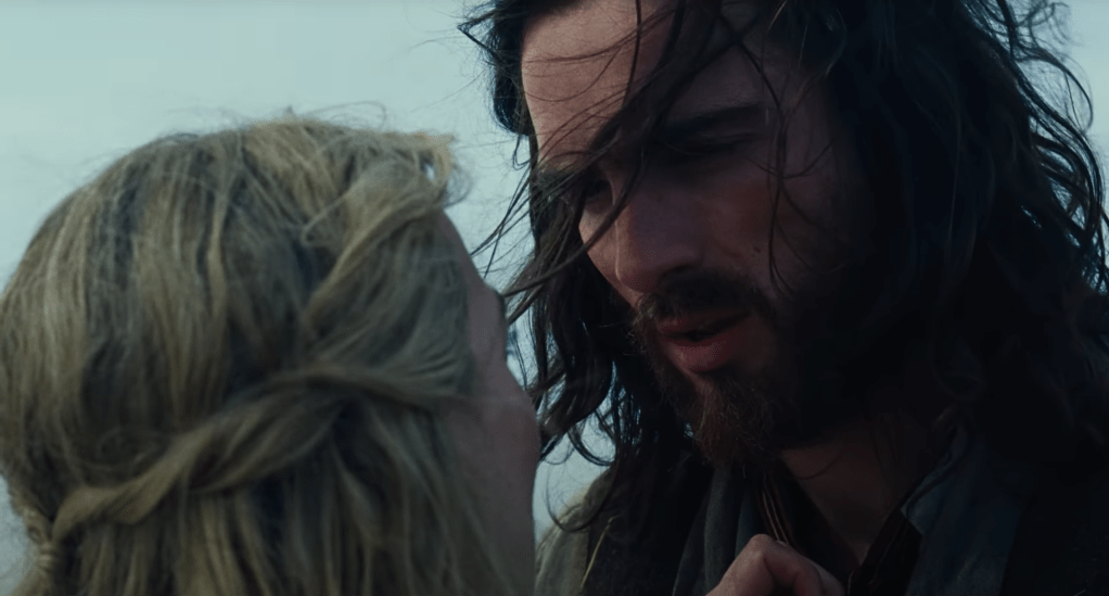 Robbie ed Elordi in una scena di Cime tempestose 